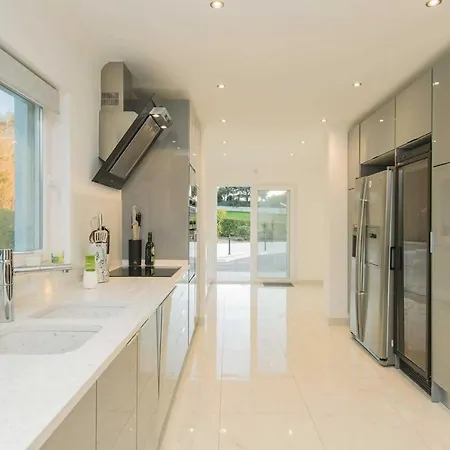 Villa Poco Partido Sleeps 6 Air Con Wifi *