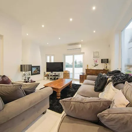 Poco Partido Sleeps 6 Air Con Wifi Villa *